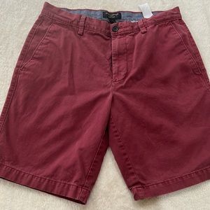 Men’s Banana Republic burgundy shorts.